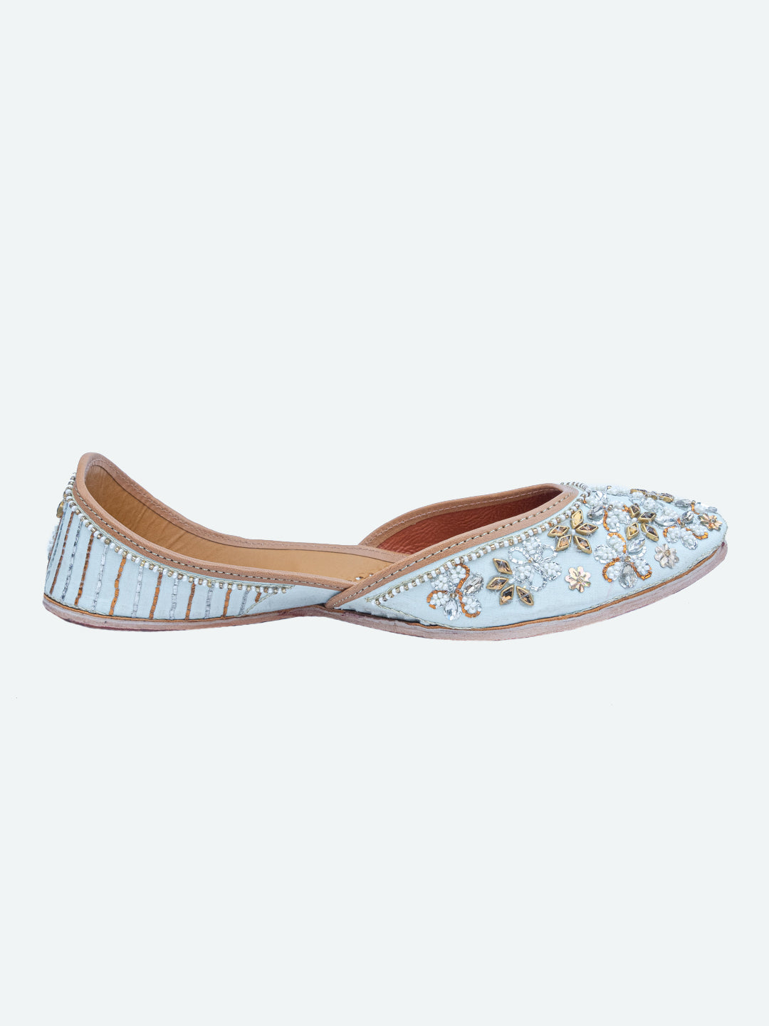 Mojaris Flats blanc cassé à ornements pour femmes de NR By Nidhi Rathi