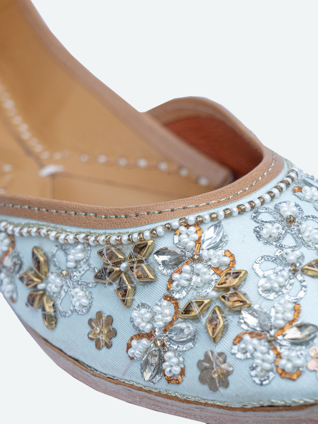 Mojaris Flats blanc cassé à ornements pour femmes de NR By Nidhi Rathi