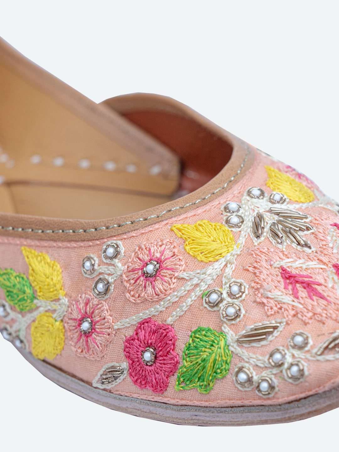 Mojaris Flats à imprimé couleur pêche de NR By Nidhi Rathi pour femmes