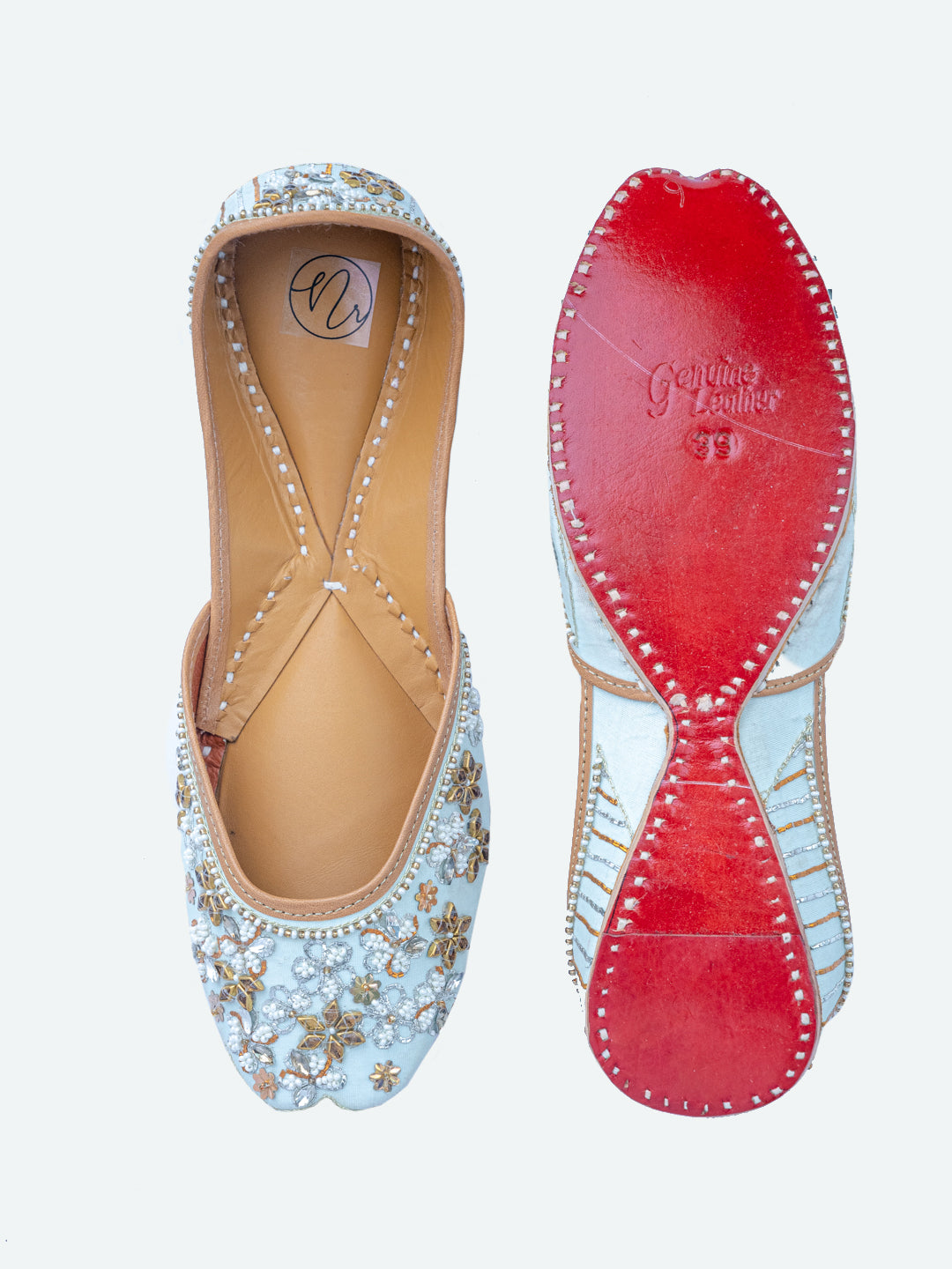 Mojaris Flats blanc cassé à ornements pour femmes de NR By Nidhi Rathi