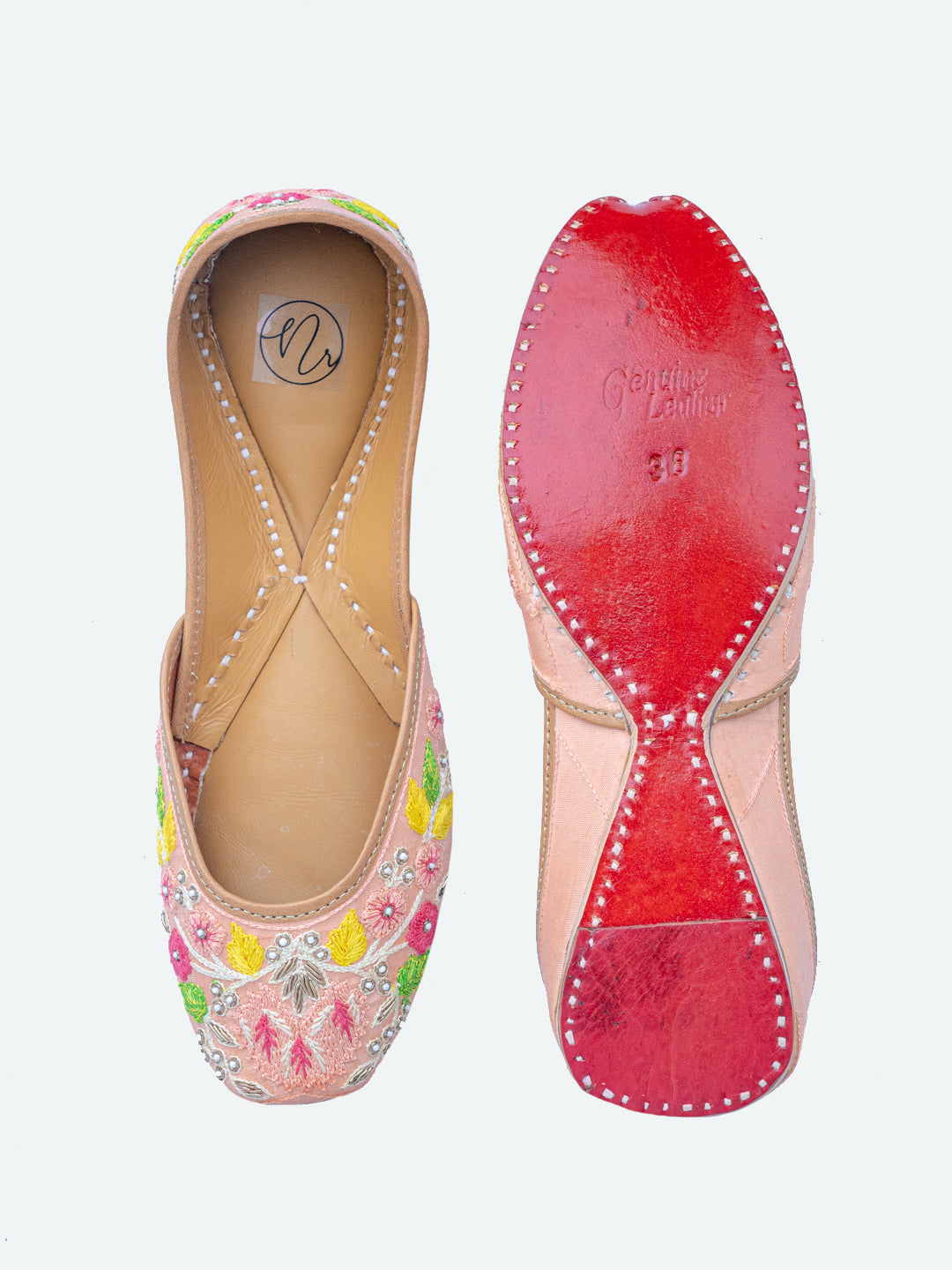 Mojaris Flats à imprimé couleur pêche de NR By Nidhi Rathi pour femmes