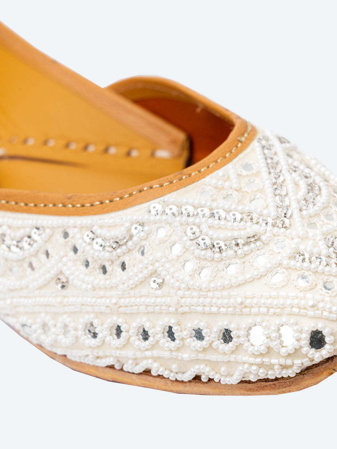 Mojaris ballerines ethniques en cuir blanc orné pour femmes de NR By Nidhi Rathi