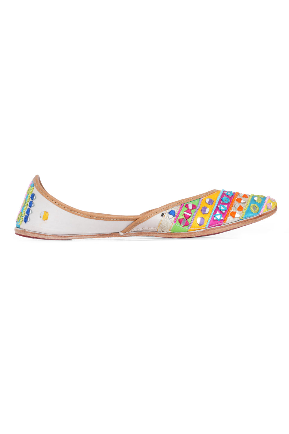 Mojaris ballerines ethniques multicolores en cuir à ornements pour femmes de NR By Nidhi Rathi