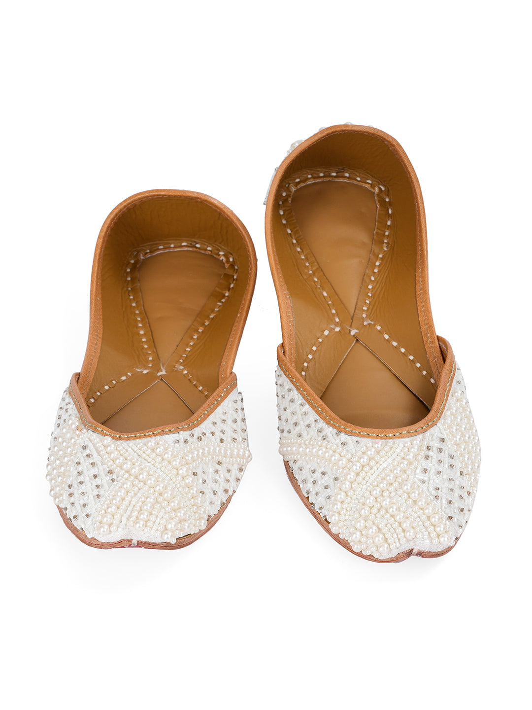 Mojaris ballerines ethniques en cuir orné de perles blanches pour femmes de NR By Nidhi Rathi